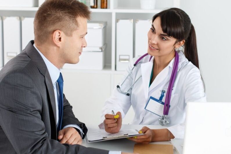 Sulla base dell'anamnesi raccolta, il medico prescrive un farmaco per la prostatite